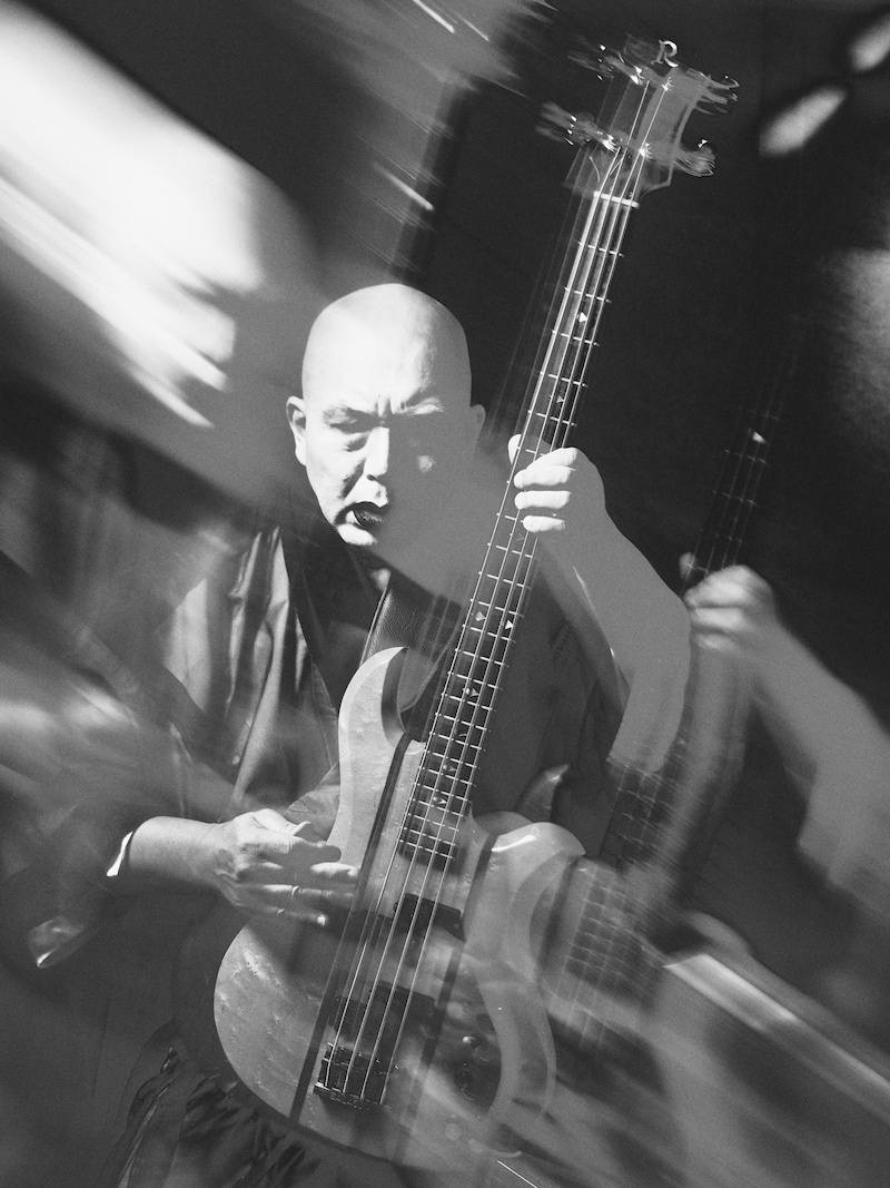 鈴木研一（B, Vo）