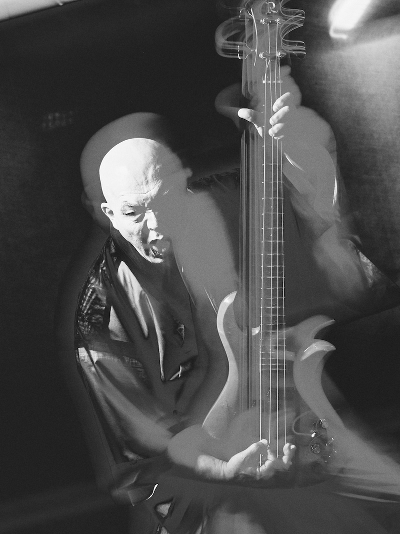 鈴木研一（B, Vo）