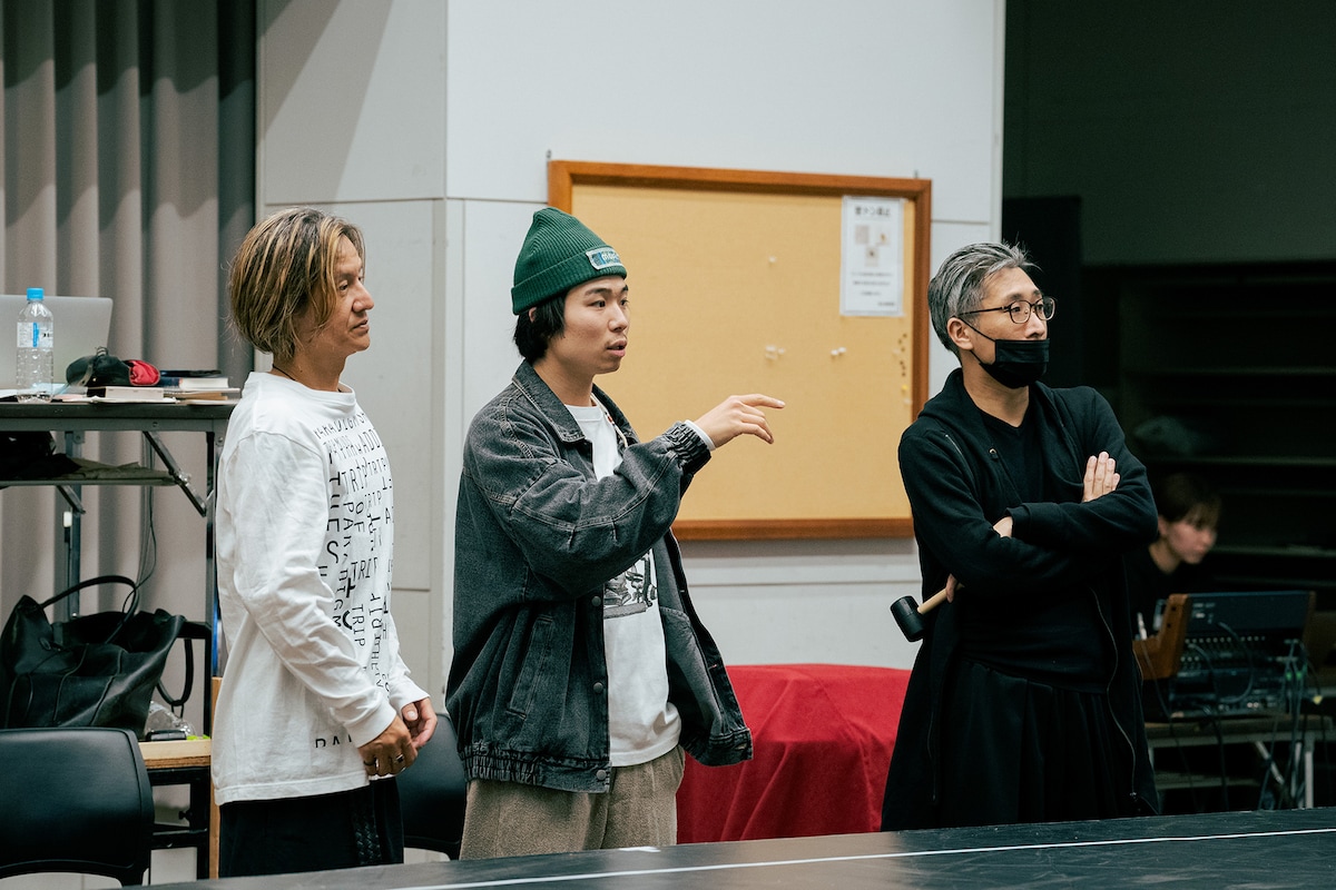 「ロミオとジュリエット」稽古の様子。衣裳について打ち合わせる岡本健一（左）と岩男海史（中央）。