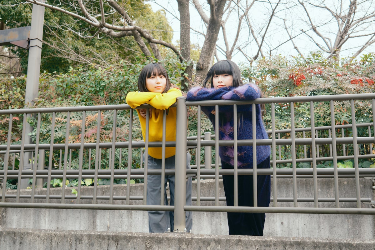 左からCocona（G, Vo）、Uri（B）。