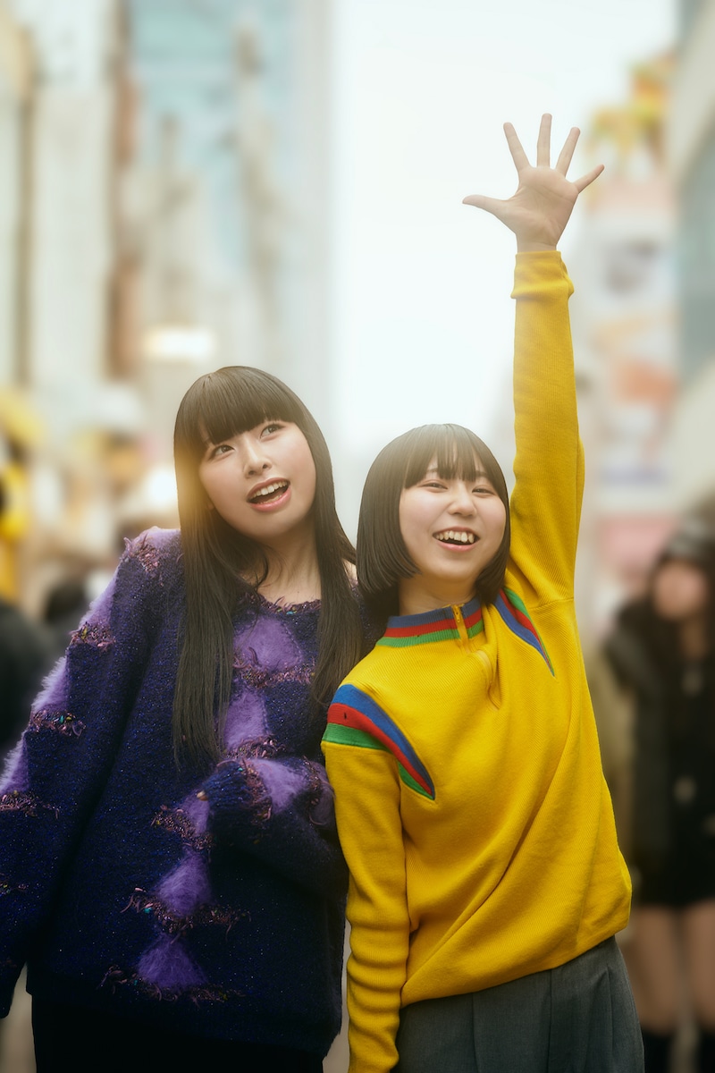 左からUri（B）、Cocona（G, Vo）。