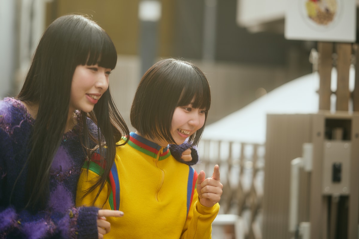 左からUri（B）、Cocona（G, Vo）。