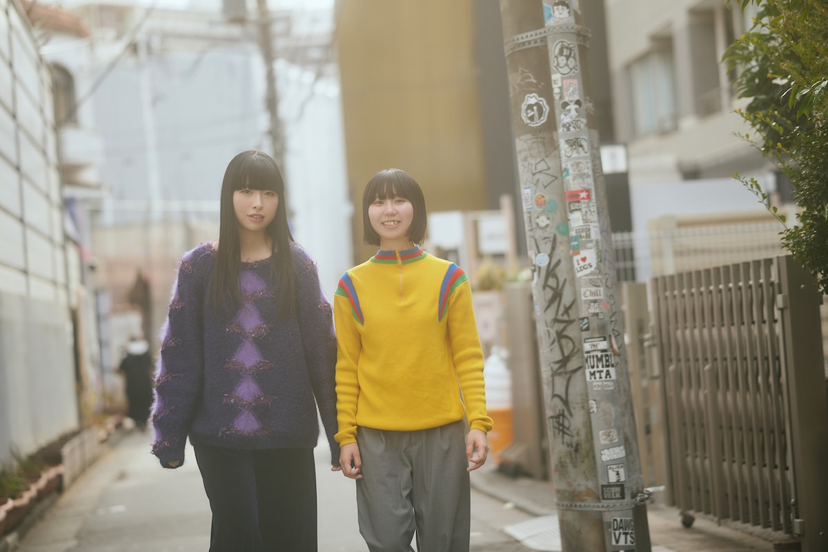 左からUri（B）、Cocona（G, Vo）。