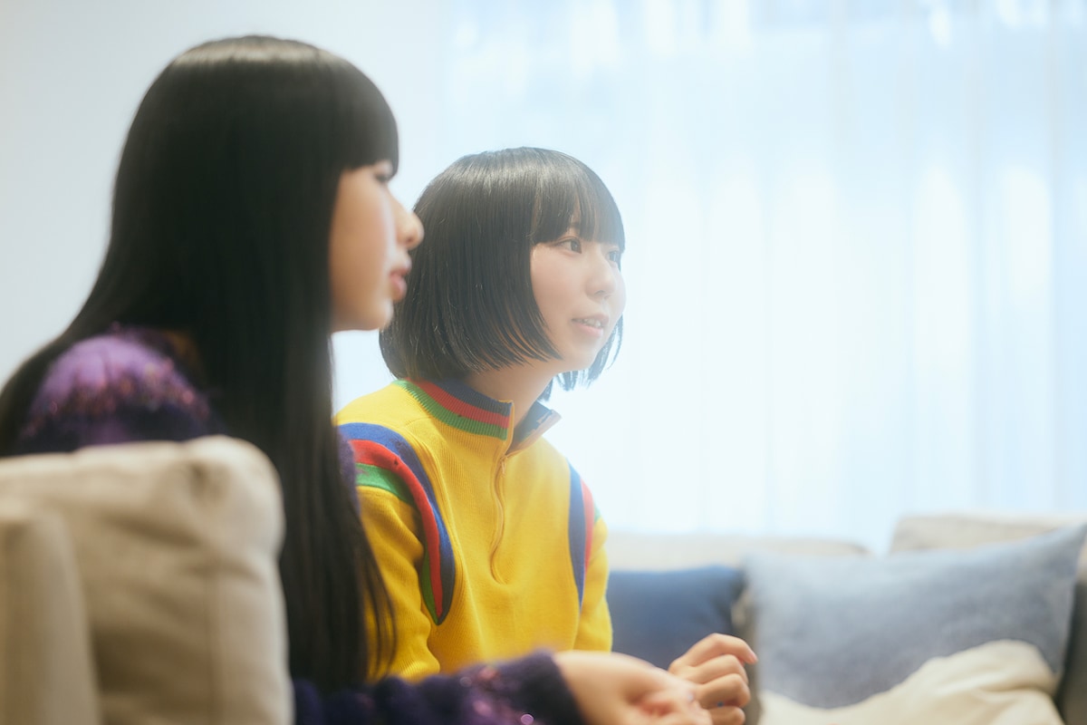 左からUri（B）、Cocona（G, Vo）。