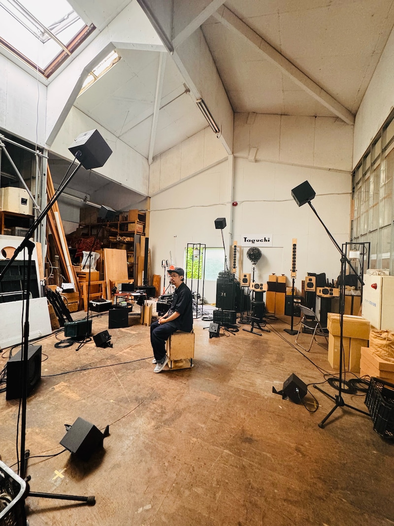 立体音響展示のテストを行う後藤。