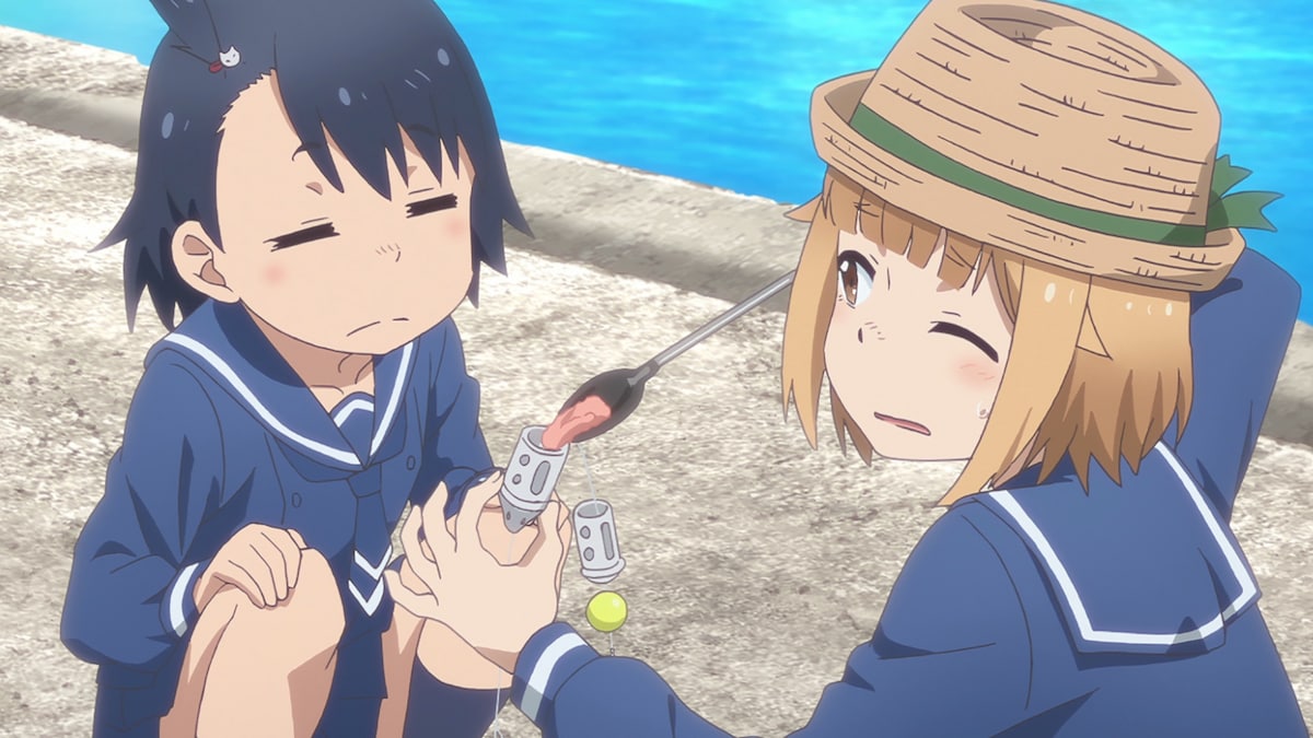 アニメ「放課後ていぼう日誌」より。鶴木陽渚（右）が持っているピンク色のものがアミエサ。人によっては顔をしかめたくなるような生臭さを感じる。