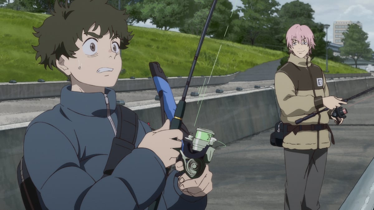 アニメ「ネガポジアングラー」より。常宏は釣りの楽しさに魅せられ、徐々に笑顔も見せるようになっていく。