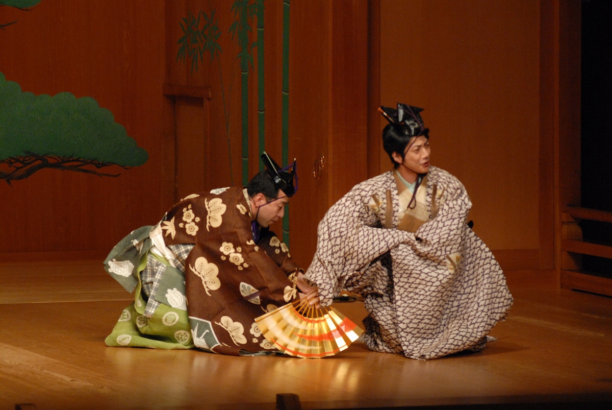 狂言「佐渡狐」より。左から高野和憲（第4期修了）、野村萬斎。