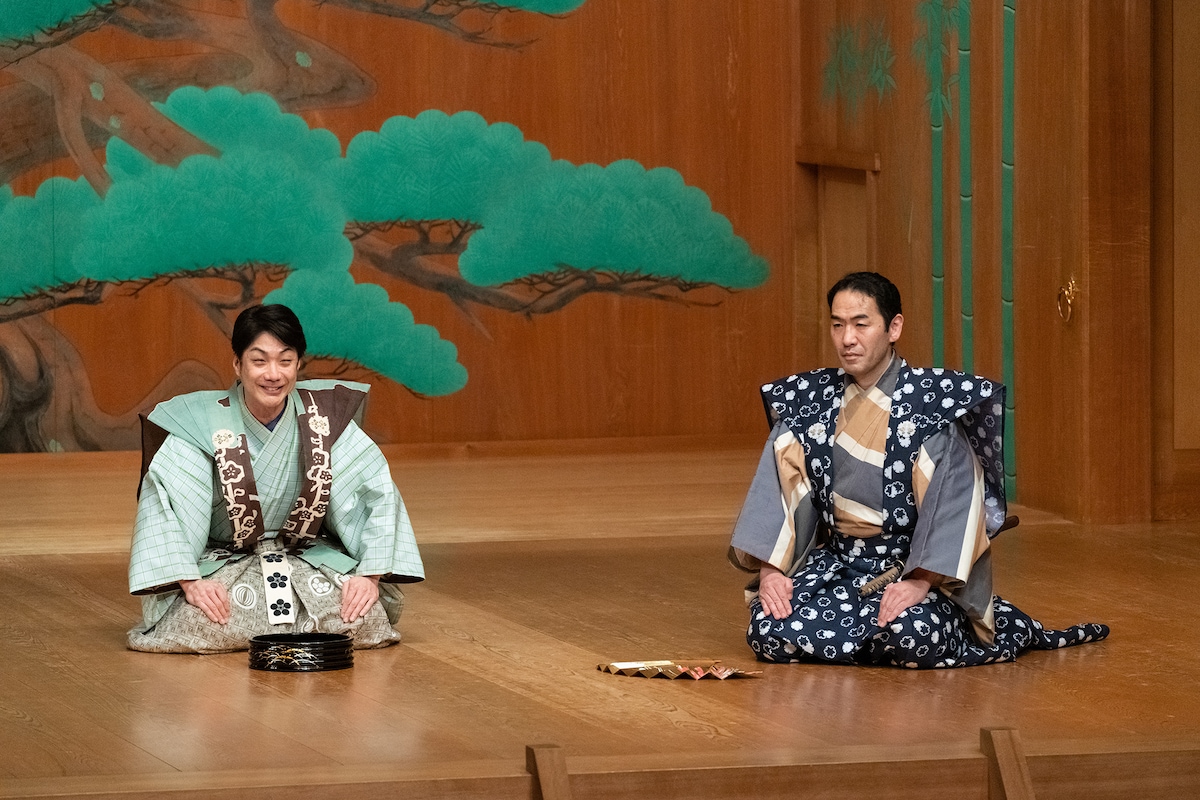 狂言「ぬけから」より。左から野村萬斎、深田博治（第4期修了）。