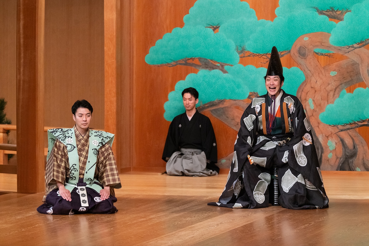 狂言「人を馬」より。手前左から内藤連（第8期修了）、野村萬斎。