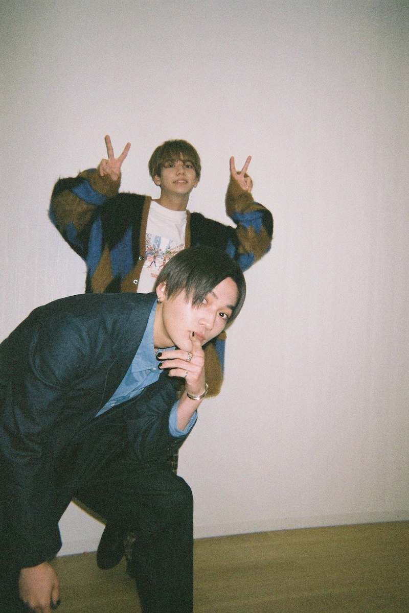 手前から八木勇征、中島颯太。