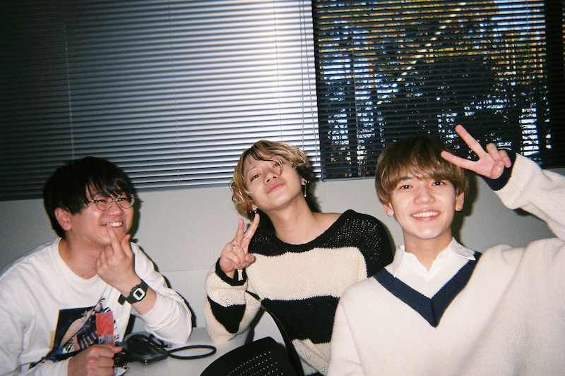 左からたける、佐藤流司、中島颯太。