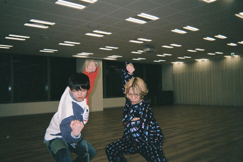 左からたける、佐藤流司。