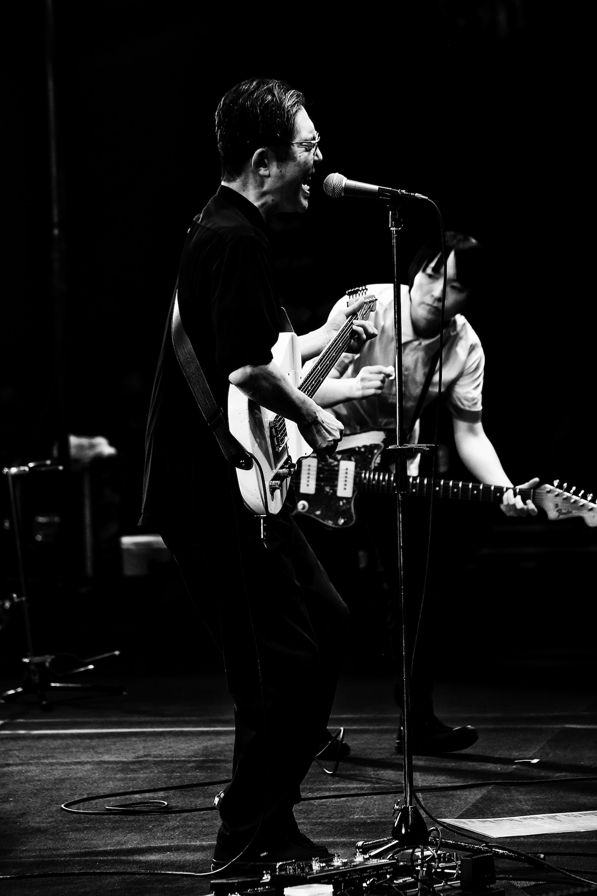 左から向井秀徳（G, Vo）、田渕ひさ子（G）。