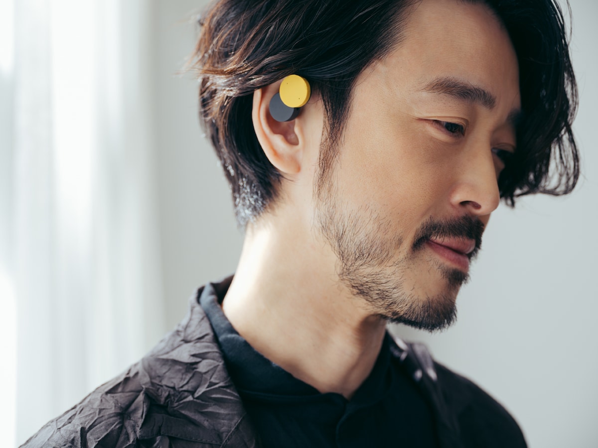 「nwm DOTS」マスタードイエローを装着した大橋トリオ。「nwm DOTS」は付属の専用チップを付け替えることで自分に合った装着感が得られる。