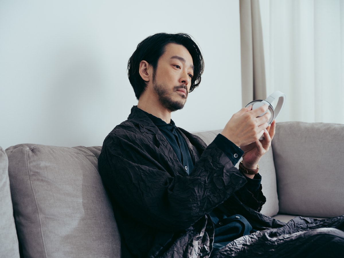 「nwm ONE」ライトグレイを観察する大橋トリオ。