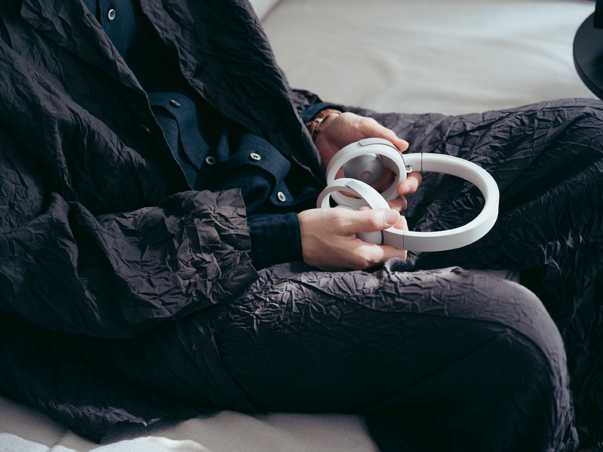 「nwm ONE」ライトグレイと大橋トリオ。