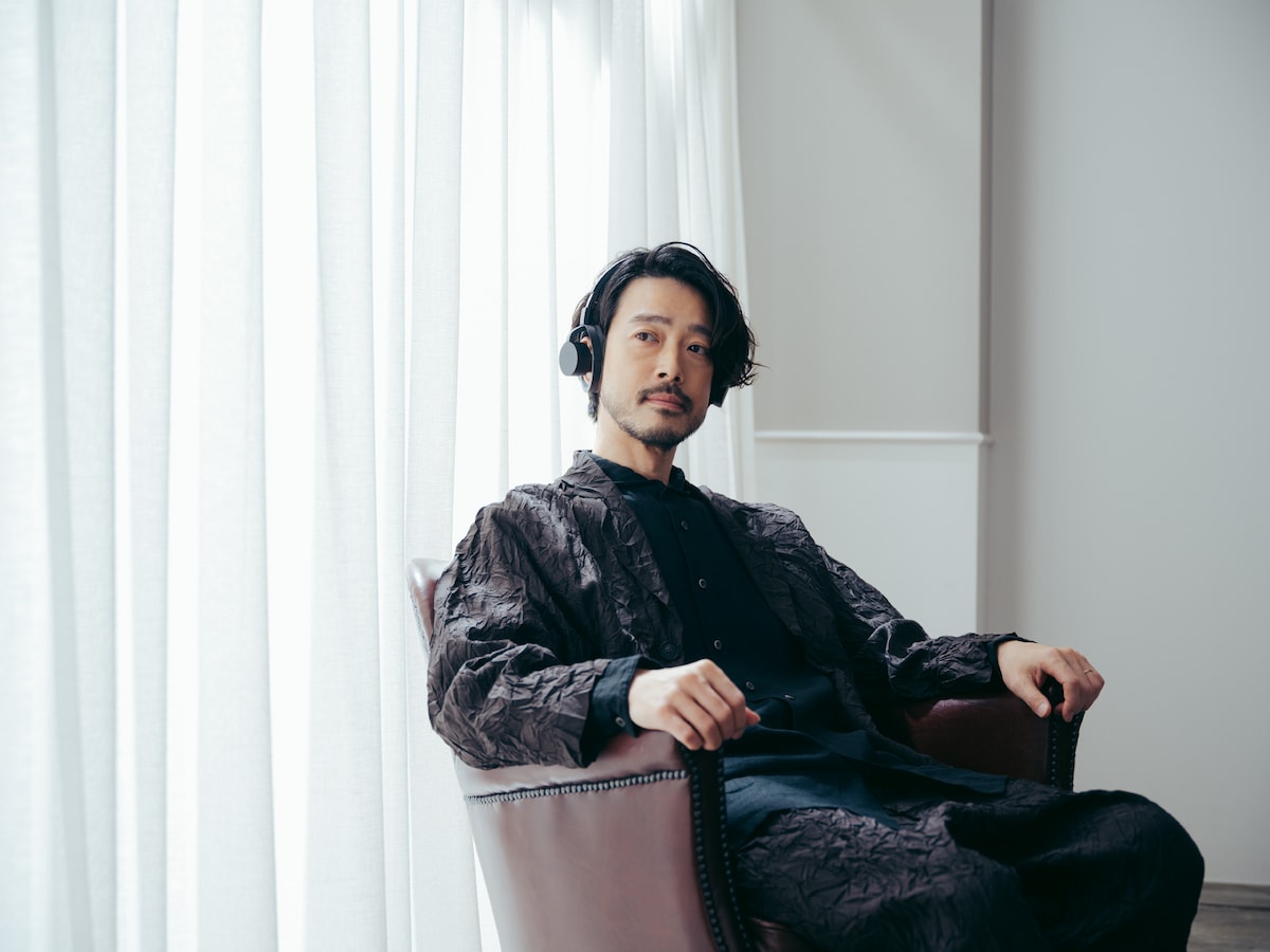 「nwm ONE」ダークグレイを装着した大橋トリオ。