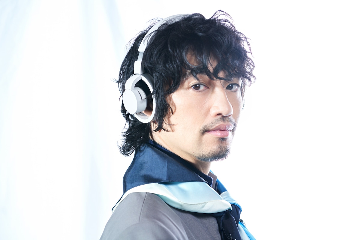 「nwm ONE」ライトグレイを装着した斎藤工。2wayドライバーを搭載し、豊かな低域からクリアな高域まで楽しめる高音質サウンドを実現している