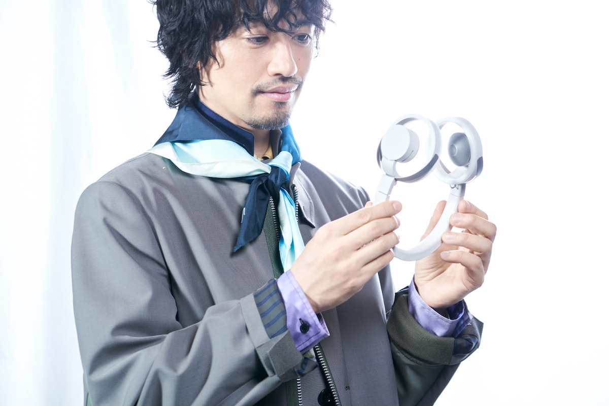 斎藤工と「nwm ONE」ライトグレイ。現場に持っていくと「それ、何?」と興味を持たれるそう