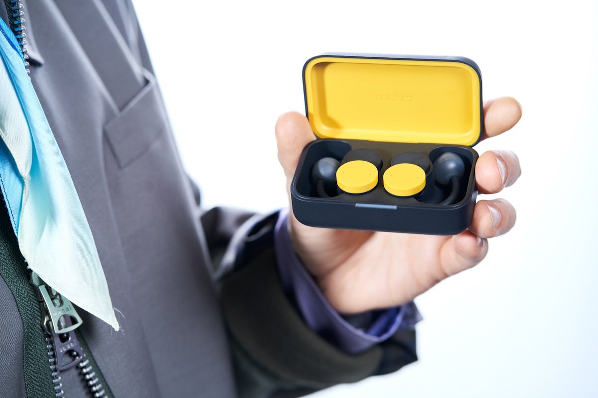 円を用いたアイコニックなデザインの「nwm DOTS」。軽量で疲れにくく、旅行や長時間のフライトなどでも活躍する。「nwm DOTS」「nwm ONE」のマイクには周囲の音をカットして自分の声だけを届ける特許技術「Magic Focus Voice」が搭載されているのでオンライン会議にもぴったり