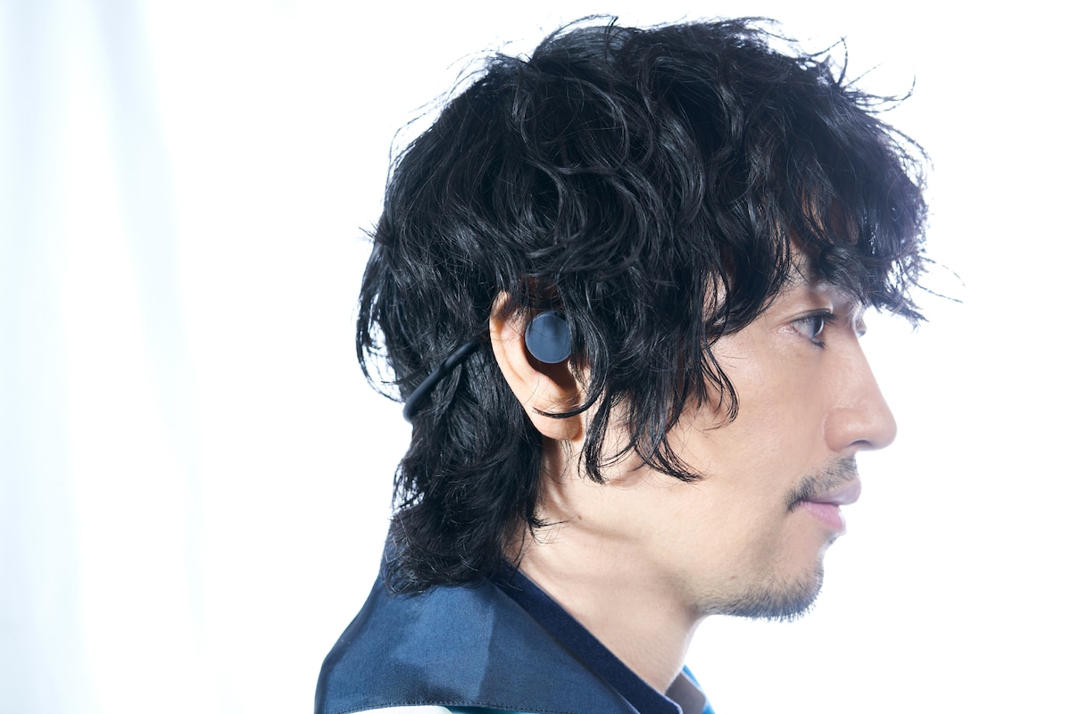 「nwm GO」のフォグブラックを装着した斎藤工。アウトドアやワークアウトと相性抜群のアクティビティモデル