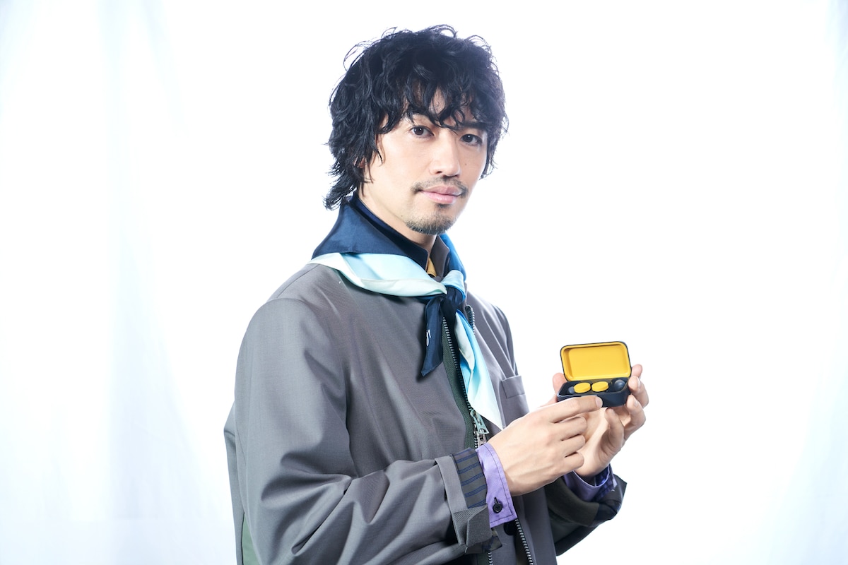 「nwm DOTS」を手にする斎藤工