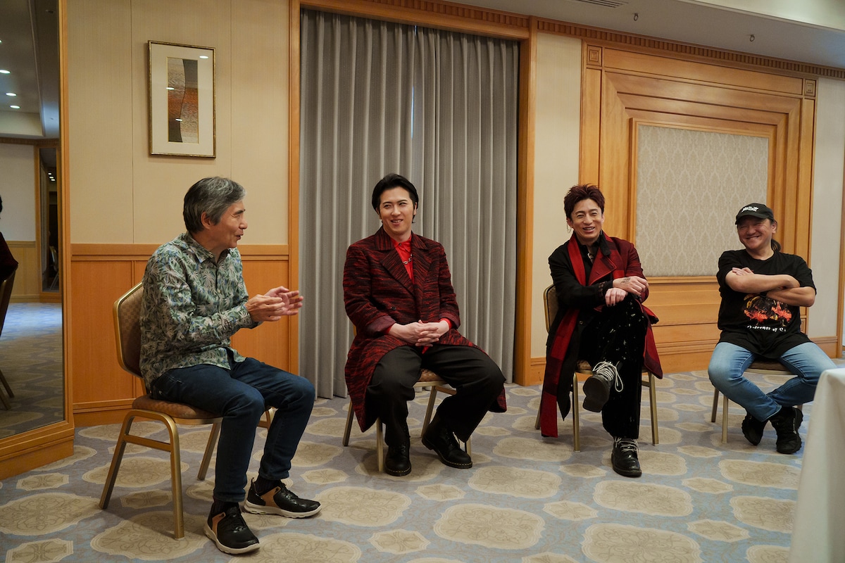 左から中島かずき、尾上松也、松本幸四郎、いのうえひでのり。