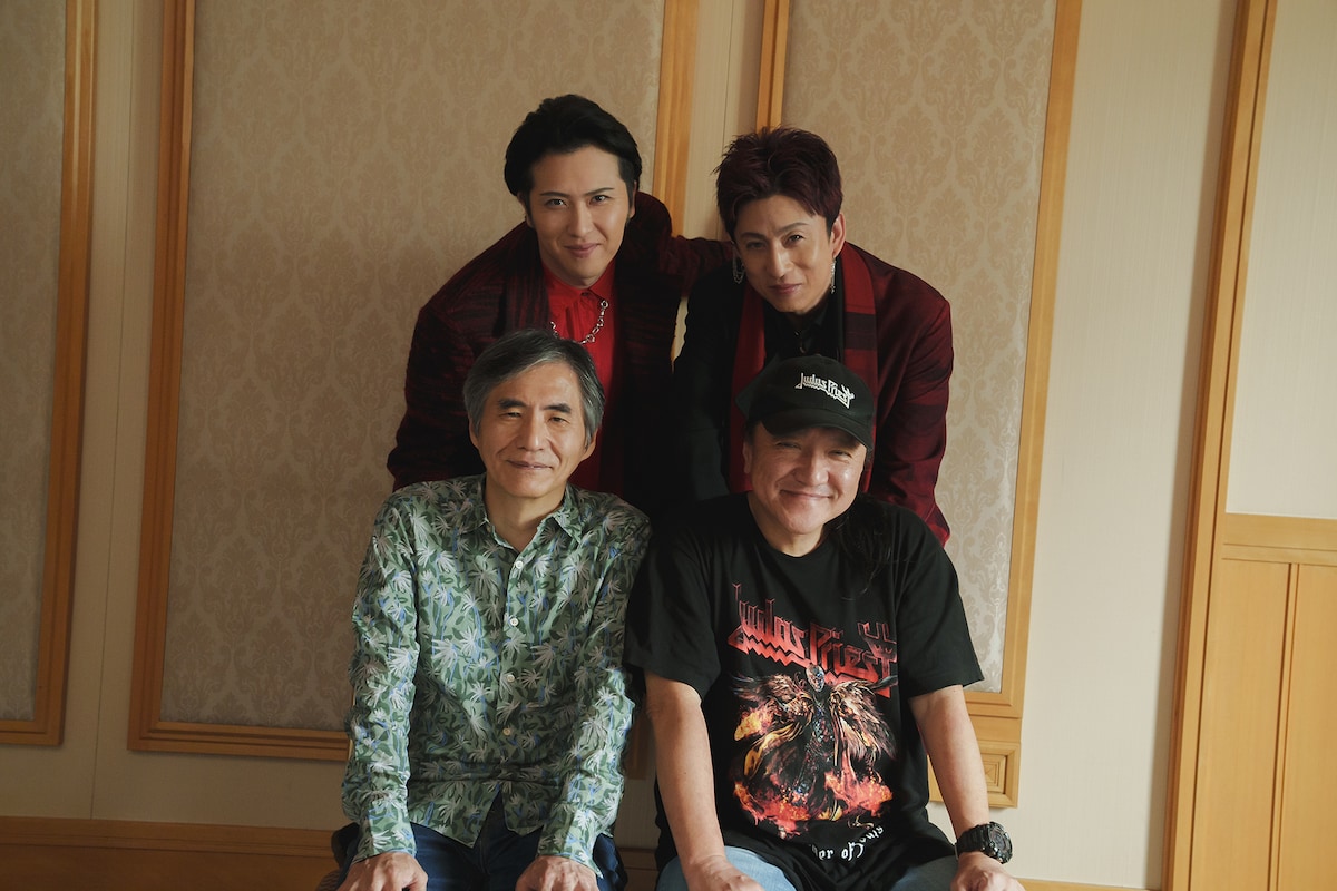 前列左から中島かずき、いのうえひでのり、後列左から尾上松也、松本幸四郎。