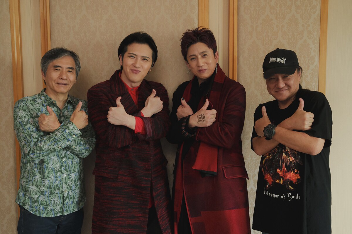 左から中島かずき、尾上松也、松本幸四郎、いのうえひでのり。「歌舞伎NEXT『朧の森に棲む鬼』」製作発表記者会見にて、招待されたオーディエンスとのやり取りから生まれた“鬼ポーズ”を披露している。