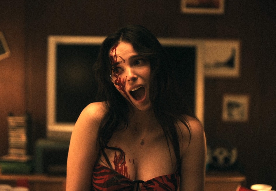 映画「オブセッション 災愛」より、ヒロインのニッキー（演：インディ・ナヴァレッテ）。彼女に恋心を抱く主人公ベアが、願いを叶える不気味なおまじないに手を出したことから、異常な行動を見せるようになる