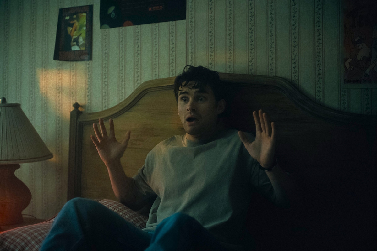 映画「オブセッション 災愛」より、主人公の青年ベア（演：マイケル・ジョンストン）。ニッキーの奇行におびえ、精神的に追い詰められていく