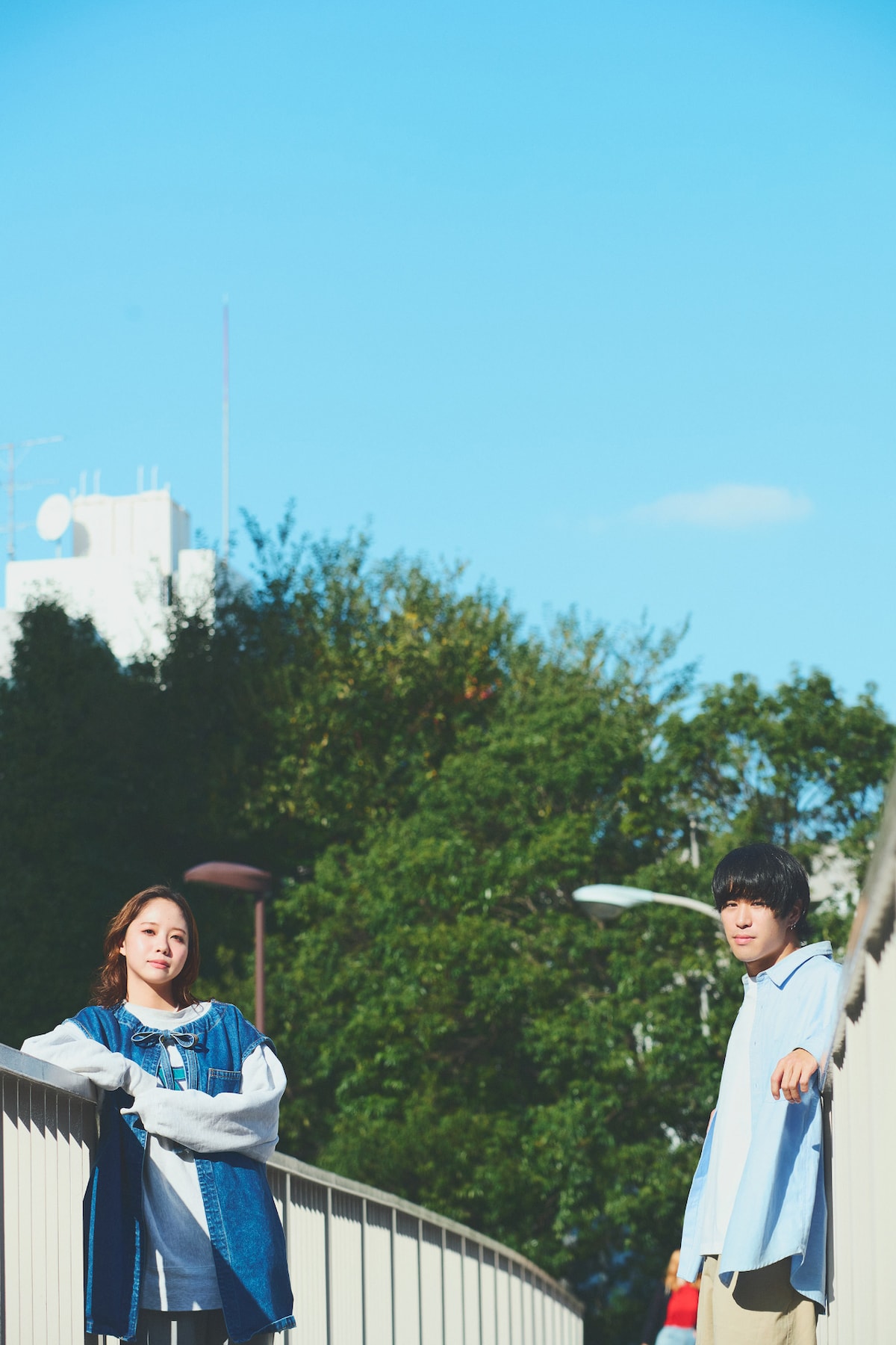 左から上野羽有音(TETORA)、ギターマン安藤(OCEANS)。