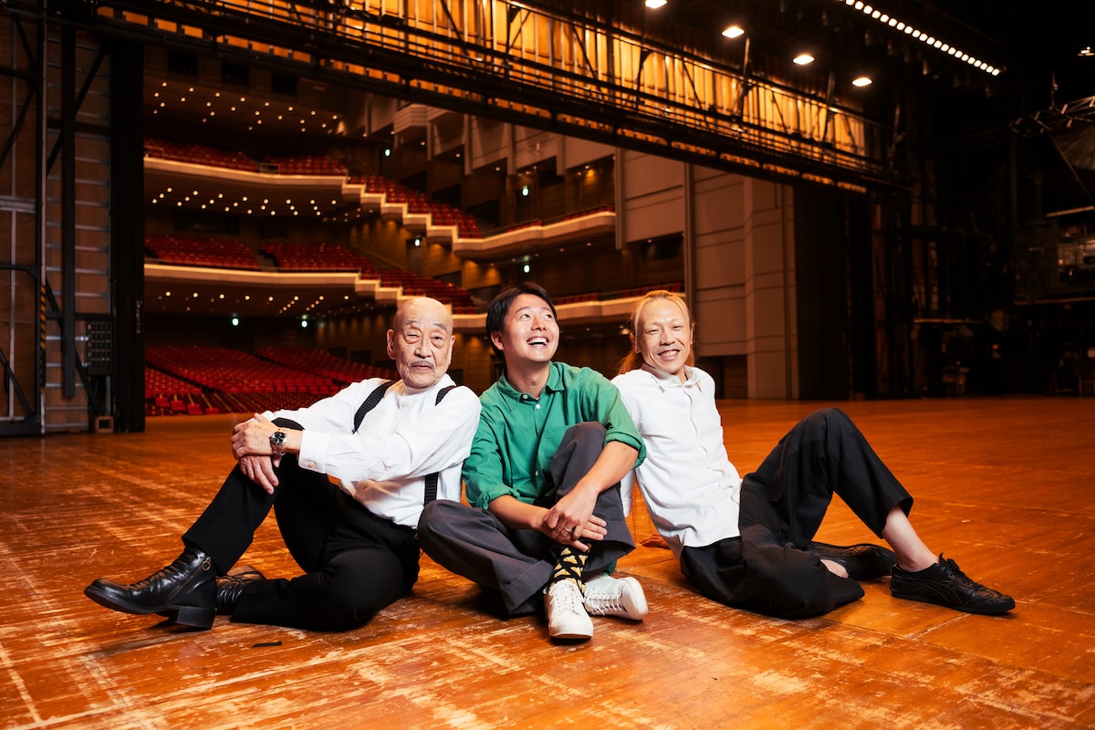 左から麿赤兒、髙野泰樹、森山開次。