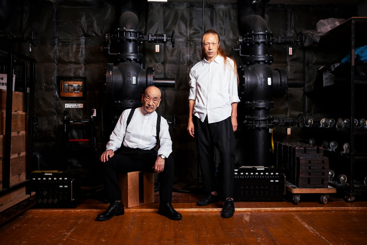 左から麿赤兒、森山開次。