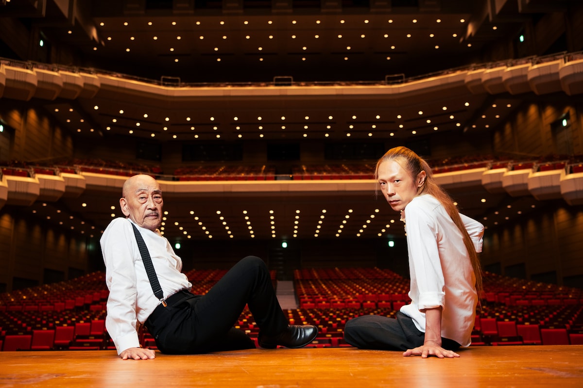 左から麿赤兒、森山開次。