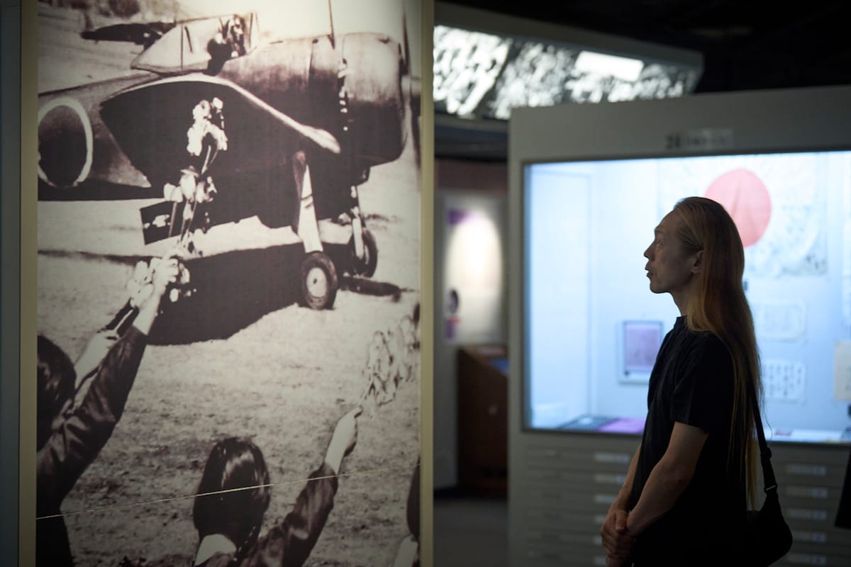知覧特攻平和会館を訪れたときの森山開次。（写真：渡邉肇）