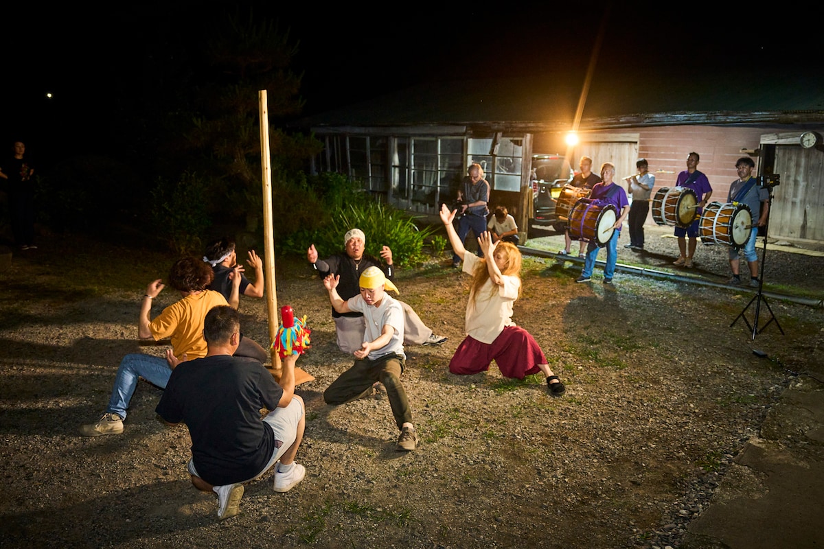 板澤しし踊り保存会よりシシ踊り（鹿踊・獅子踊）を習う森山開次。（写真：渡邉肇）
