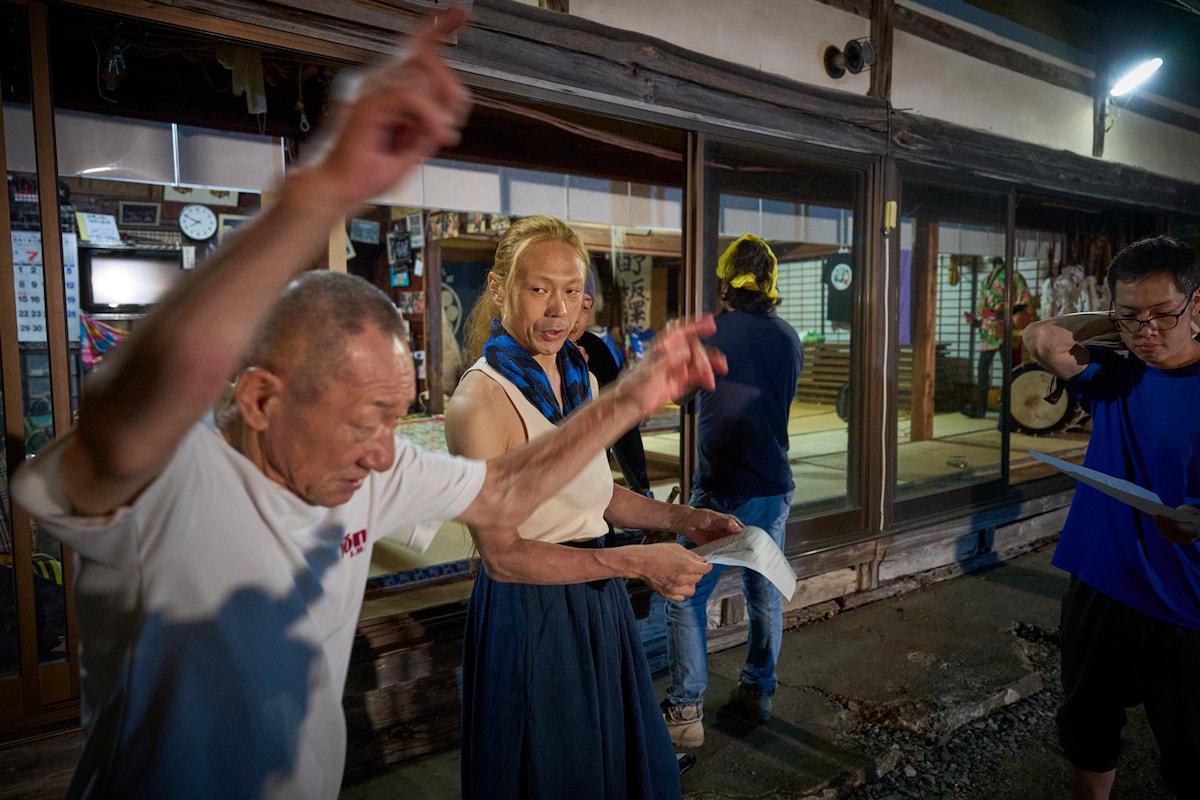 板澤しし踊り保存会よりシシ踊り（鹿踊・獅子踊）を習う森山開次。（写真：渡邉肇）
