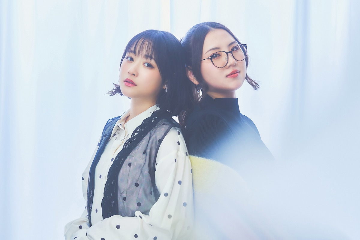 左から大原櫻子、阿部真央。