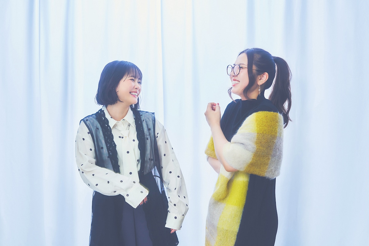 左から大原櫻子、阿部真央。