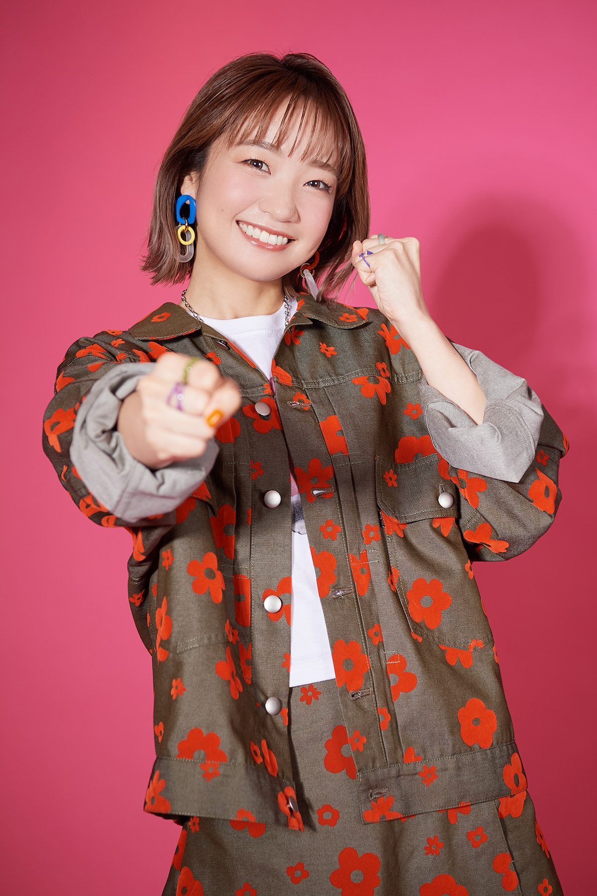 キーワード「リベンジ」に合わせてファイティングポーズを取る大橋彩香。