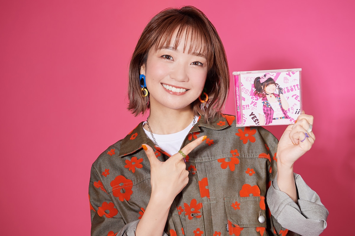 デビューシングル「YES!!」を手に取る大橋彩香。