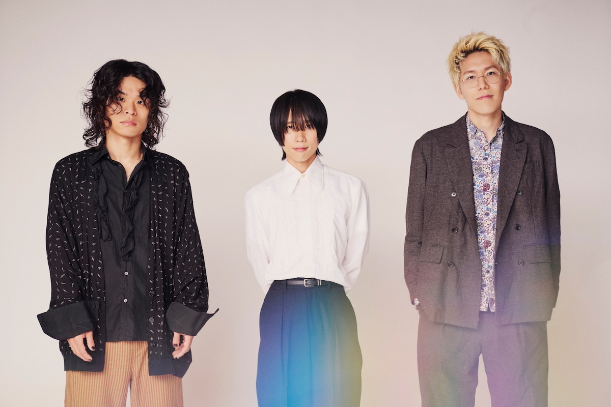 おいしくるメロンパン。左から峯岸翔雪（B）、ナカシマ（Vo, G）、原駿太郎（Dr）。