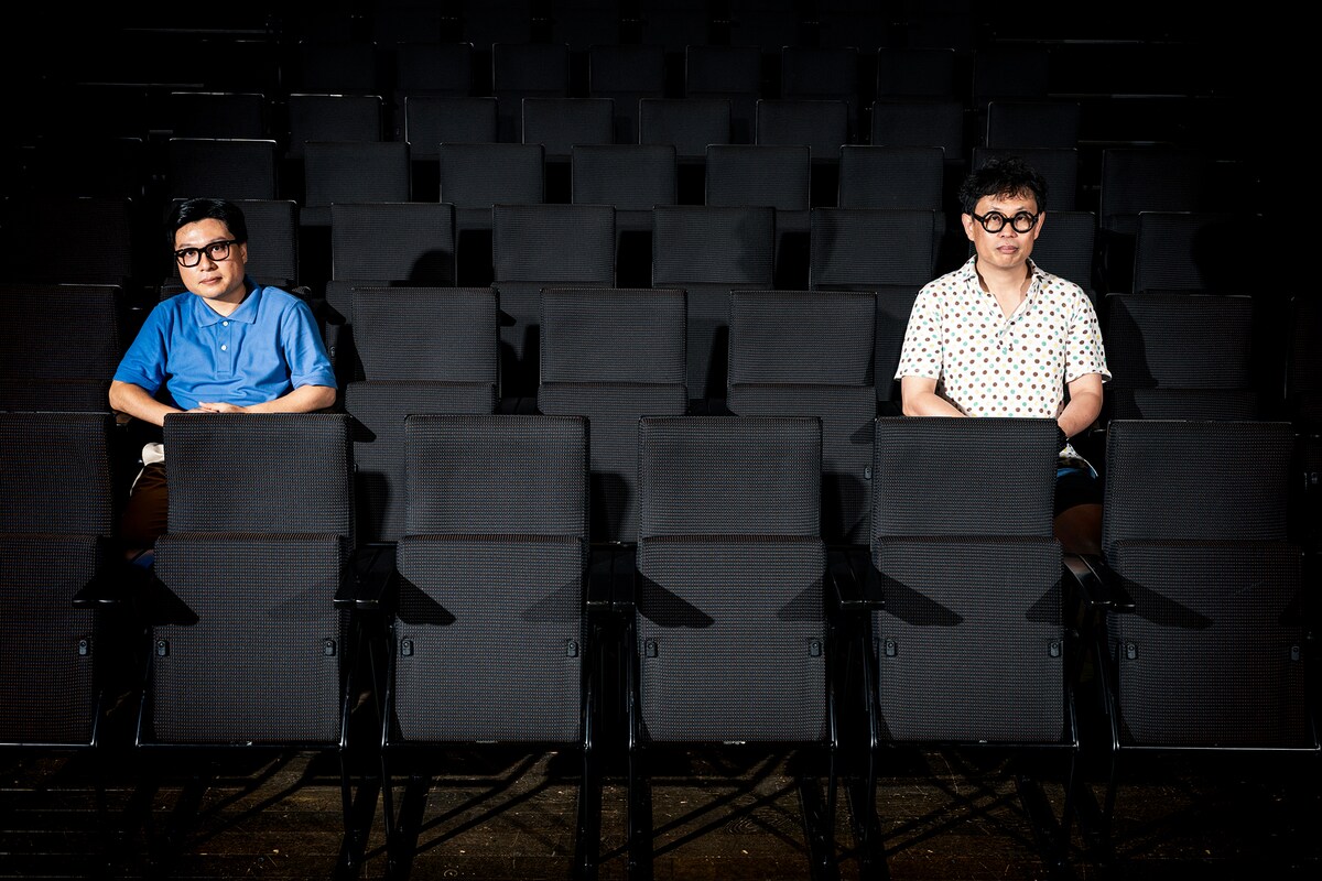 左からカゲヤマ気象台、岡田利規。