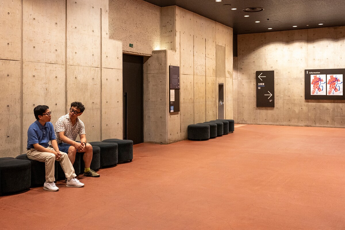 左からカゲヤマ気象台、岡田利規。