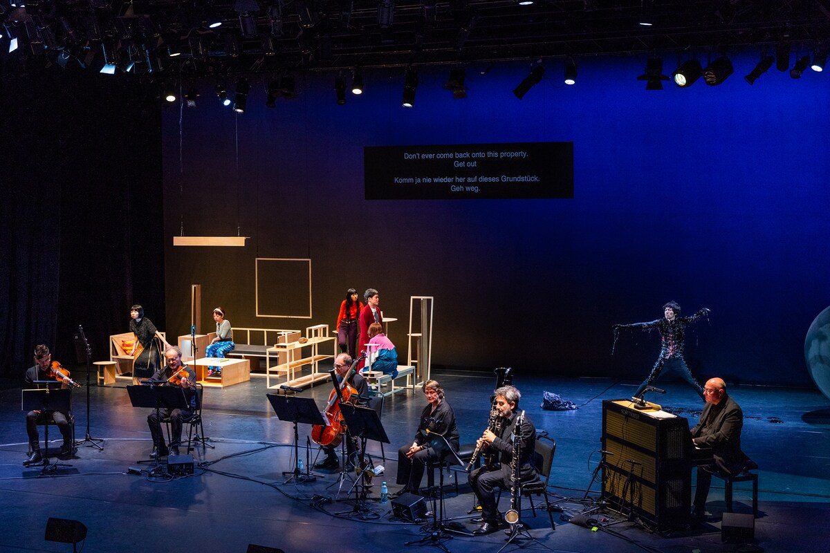 チェルフィッチュ× 藤倉大「リビングルームのメタモルフォーシス」 世界初演（Wiener Festwochen 2023）より。©Nurith Wagner-Strauss