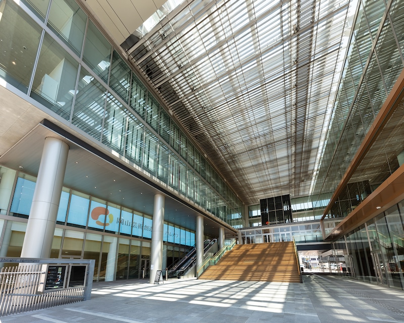 岡山芸術創造劇場 ハレノワのエントランス。