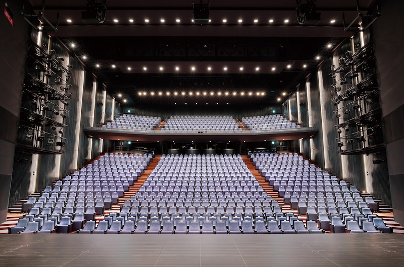 岡山芸術創造劇場 ハレノワ 中劇場。