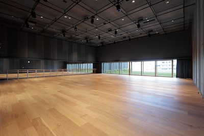岡山芸術創造劇場の練習室。
